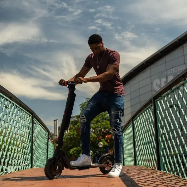 Cruzaa Commuta E-Scooter 350W Carbon Black - Pedal & Chain